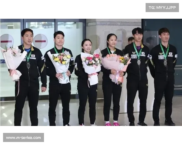 韩国队在仁川机场自豪展示奖牌传递荣誉与荣耀心情 韩国队在仁川机场自豪展示奖牌传递荣誉与荣耀心情